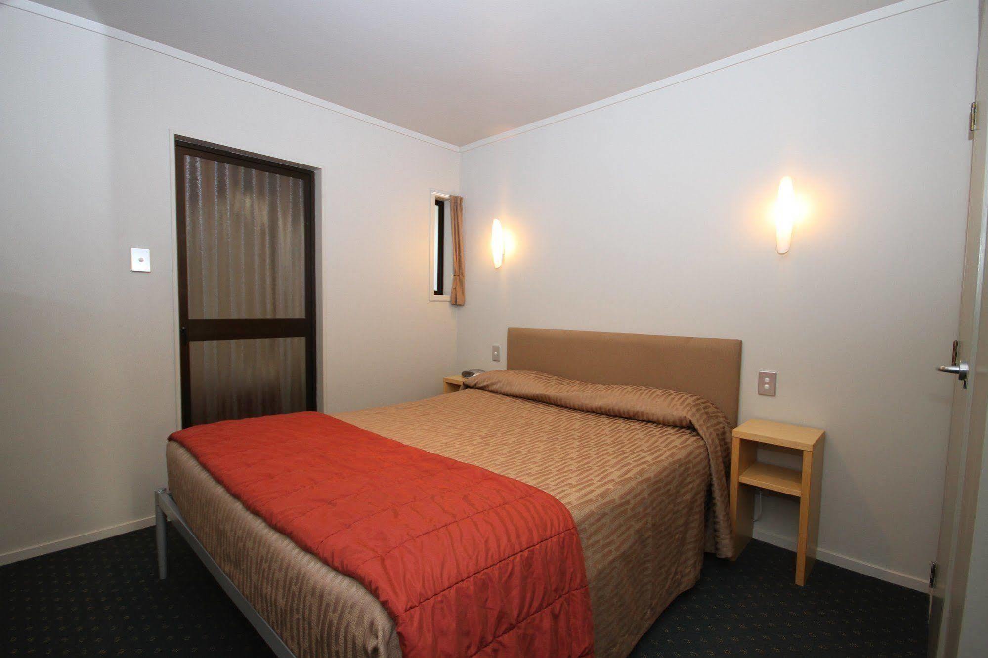 Bentleys Motor Inn Palmerston North Exterior foto